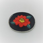 椿の刺繍の帯留め（黒地に朱色）