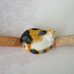 猫の帯留め　陶器 　三毛猫