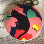 大きなマカロンポーチ　“ハンバーガー”　(花椿に黒猫)