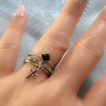 販×18送料無料💍とってもオシャレな3連リング💍スワロフスキーブラックダイヤ♡クリスタル♡
