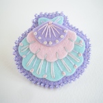 コキアージュ／フェルトと刺繍とビーズのブローチ