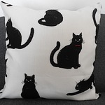 おすまし　黒猫さん　クッションカバー　ホワイト