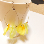 再販！春のイエロー花びらしずく型イヤリングorピアス