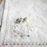  【刺繍】小さな金銀のキラキラつぶつぶピアス/イヤリング