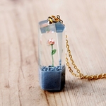 アスファルトに咲く一輪の花。ペンダント。パールピンク
