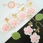 揺れる桜の練り切りイヤリング（樹脂ノンホールピアス）