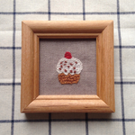 スイーツ刺繍のミニ額 ＊カップケーキ 再販