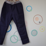 テーパードパンツ　やわらかチノ素材　落ち着いたパープルブルー