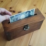 アンティーク調鍵付き木製お札貯金箱 賽銭箱 募金箱 施錠可 南京錠
