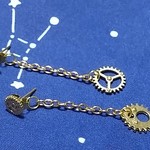 小さな歯車ピアス