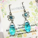 【送料無料】大きなドロップ＆お花クリスタルのピアス ２（カラー：水色&シルバー