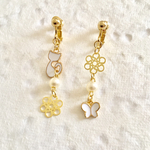《♡13000記念500円均一SALE》ネコとチョウの微笑ましい出会い♡ぽかぽか陽気の原っぱで。（ホワイト）【イヤリング or ピアス】
