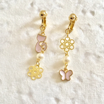 《♡13000記念500円均一SALE》ネコとチョウの微笑ましい出会い♡ぽかぽか陽気の原っぱで。（パステルピンク）【イヤリング or ピアス】