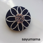 ☆刺繍☆くるみボタンのブローチ