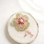 ソメヨシノ咲く　ブローチ（ビーズ刺繍）