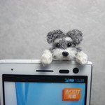 　スマホの上から「こんにちは(^^)」　ミニチュアシュナウザー　イヤホンジヤック