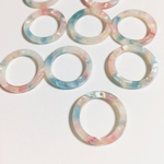 【再販】１０個 べっ甲チャーム 丸枠 ブルー ピンクマーブル(20mm)