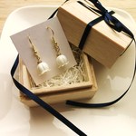小さな幸せを運ぶ一滴のすずらんピアス