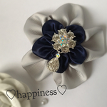 1点のみ訳あり✴︎コサージュ♡happiness flower♡アイスグレー×サテンネイビー♡