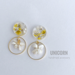 かすみ草とホワイトシェルピアス