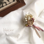 布花のコサージュ