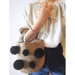 ポンポン付きショルダーバッグ