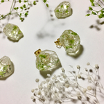 かすみ草の天然石風の耳飾り