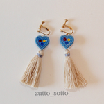 ハートとお花のガラスボタンとタッセルのイヤリング《blue&beige》