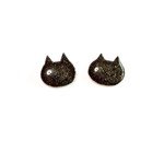 煌めく黒猫ピアス