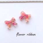 レジン＊かすみ草のリボンピアス