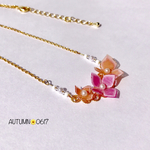 二色の花のネックレス