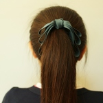 シックなブルーグリーンのリボンのヘアゴム