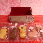 紙製うさくまバスケースにうさぎの形やイチゴの焼き菓子５種類詰め合わせ♪