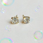 立て爪キラキラストーンピアス