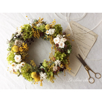 一面に広がる新緑とミモザのリース