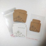 再々再販！◆花柄ピアス台紙＋クリアパック付き　ホワイト＆クラフト