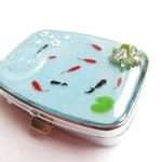 New  桜舞い散る金魚の游ぐ池  ピルケース