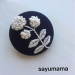 ☆刺繍☆くるみボタンのブローチ
