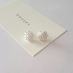 白い花☆ビーズ刺繍ピアス