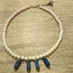 一点のみ ブルーの筒型ビーズと二種パールのネックレス