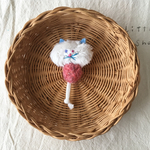 毛糸で遊びすぎた猫ブローチ