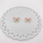 さくら色のワイヤーリボンピアス