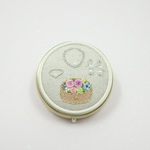 花刺繡のアクセサリーケース　（パールのネックレス、リング、ピアス）お一人様1点