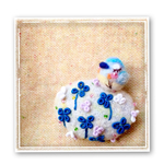 四つ葉のクローバーの刺繍と青い鳥の羊毛ブローチ