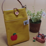 ＊再販＊前ポケットが便利♪リンゴのアップリケがかわいいスマホポーチ🍎