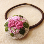 ピンクバラ刺繍 くるみボタンヘアゴム