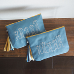 キリン刺繍のポーチ【ブルーグレー】