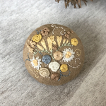 フリージア 刺繍ブローチ