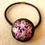 桜色 花の刺繍 くるみボタンヘアゴム
