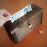 鍵付き木製貯金箱 ウォールナット 賽銭箱 募金箱 お札可 施錠可 南京錠 アンティーク・カントリー調 ヴィンテージ風